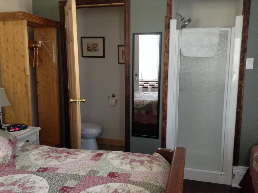 Gil Ann Bed and Breakfast Saint-André-Avellin Rum bild