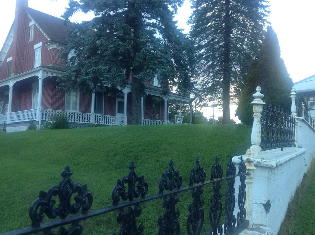 Gil Ann Bed and Breakfast Saint-André-Avellin Exteriör bild